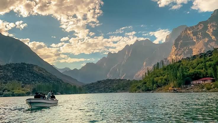 Upper Kachura Lake featured 3